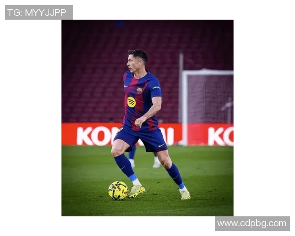 莱万在欧冠赛场火力全开10场比赛打入12球稳居射手榜首位